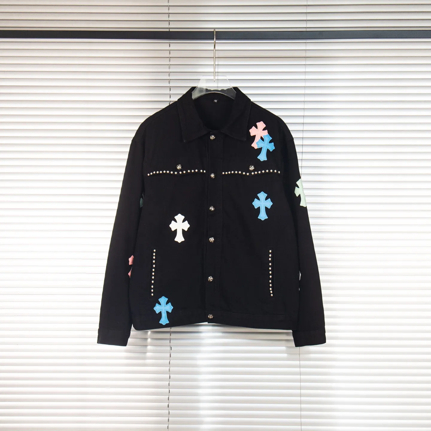 P280 Chrome Hearts Chrome Hearts heavy-duty denim jacket with rivets and multiple farts. The same model as the Internet celebrity star. The cross-printed denim jacket has a unique cross design element and is full of design. It is made of 100% denim cotton fabric with heavy coarse yarn count, which ensures a stiff and tough silhouette while being soft, comfortable and breathable. The lapel is designed with silver buttons and is full of texture. The classic white cross logo is all over the dress, making it a perfect versatile style for spring and summer! The original loose version is made of high-quality pure cotton fabrics. The fabric pattern is high-definition and delicate without burrs. It is comfortable and breathable to wear. All the buttons are molded and customized. It is casual and fashionable and can be matched with any bottoms. It can be windproof and sunproof in spring and summer. It can be worn outside in autumn and winter! Easily concave shape makes you look slimmer and taller, perfect for both men and women! Style number: 1764# Color: Black Size: S M L XL